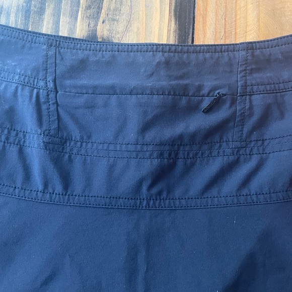 Athleta skirt like new with built in shorts - Picture 6 of 6